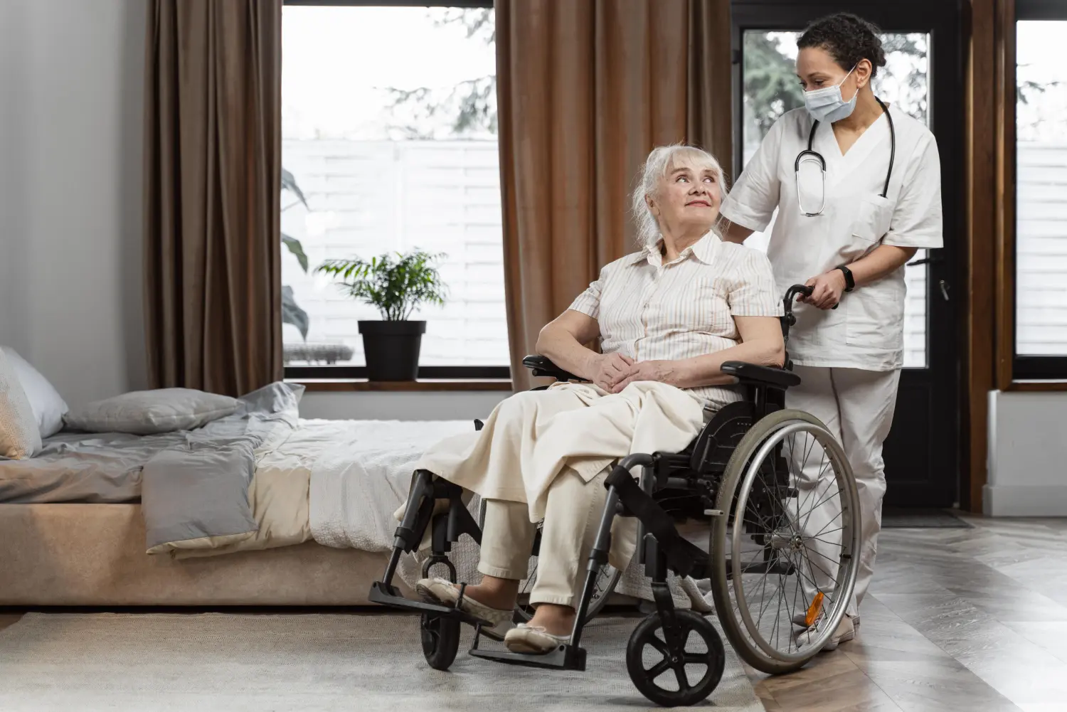 Krankenschwester im Gespräch mit ihrem älteren Patienten