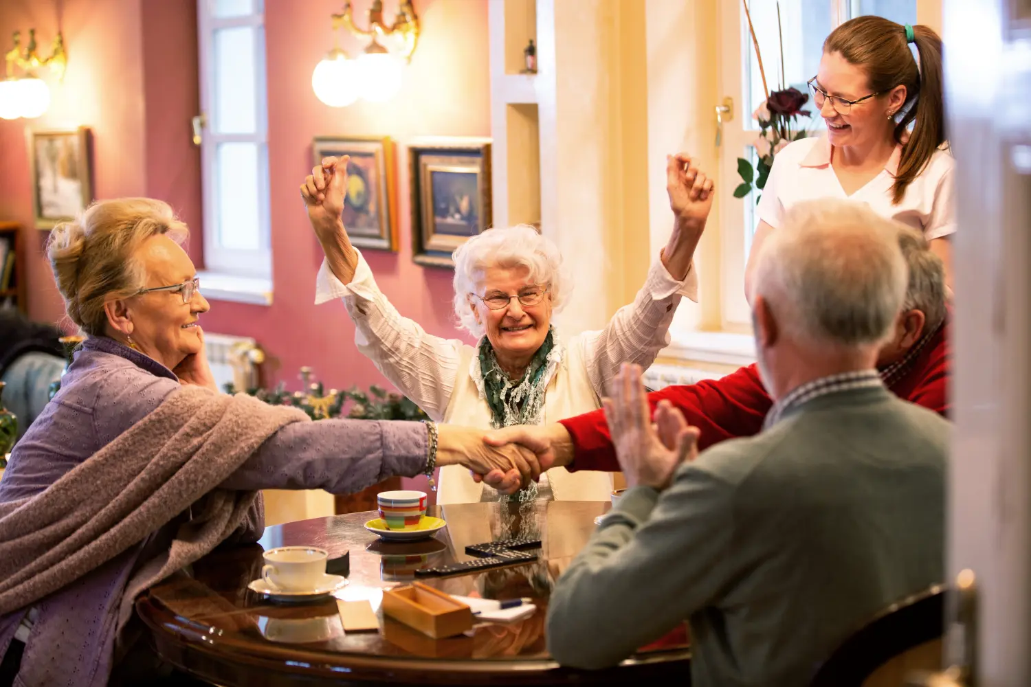 Altenheimbewohner sitzen gemeinsam am Tisch