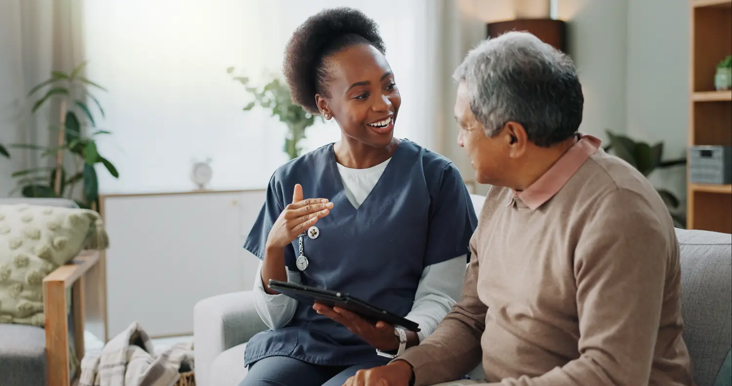 Krankenschwester, Seniorin und Beraterin mit Tablet auf dem Sofa zur Pflege, Kommunikation oder Beratung zu Hause.